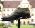 Die Reparatur handgefertigter Herrenschuhe gehört in Meisterhand
